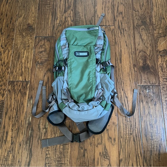 Green and Gray Backpack REI Traverse 30 - Picture 1 of 10
